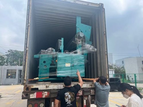 सेरेस मशीनरी भारत और मिस्र में कई कालीन कतरनी मशीनें भेजती है